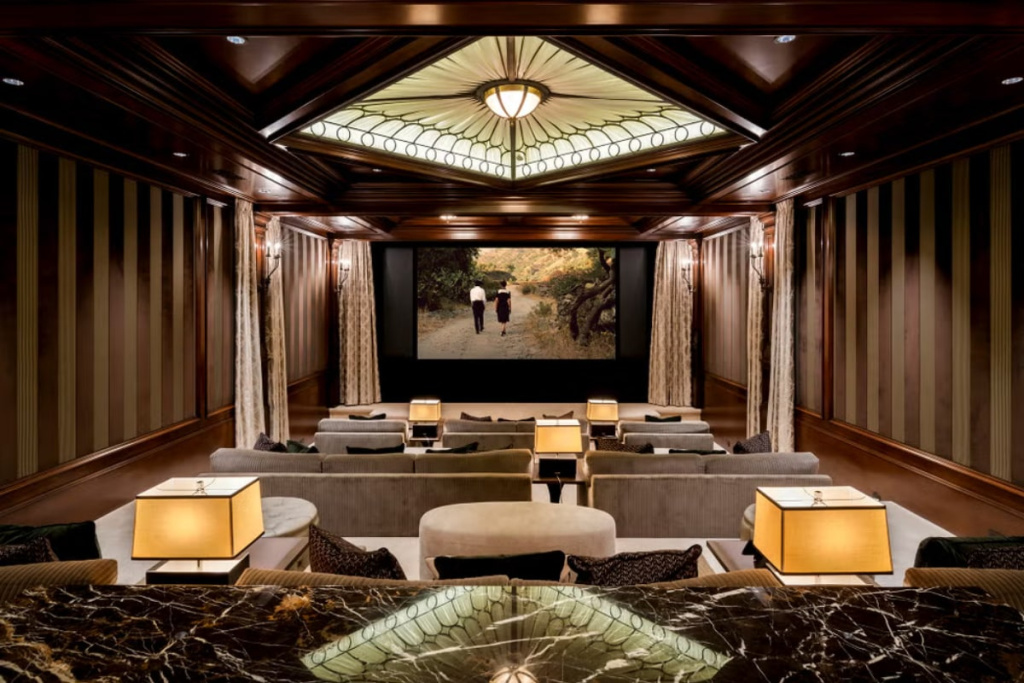 Частный кинозал Марка Уолберга